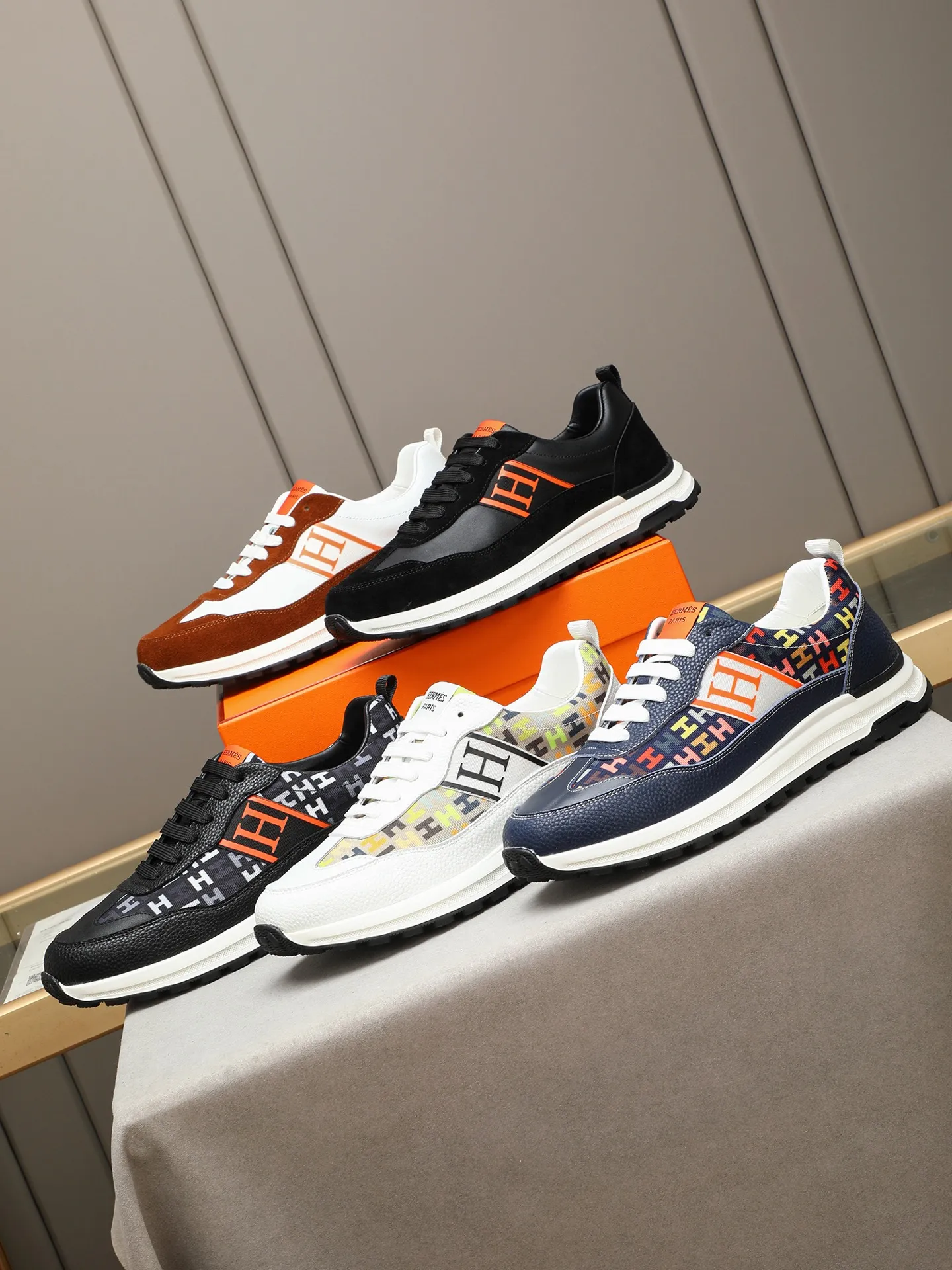 📛📛📛Men's shoes💰P400 (Hermes)🆕Men's color-blocked sneakers, with textured calfskin details. Spliced ​​with original cowhide, this shoe draws inspiration from the equestrian world, integrating technical details and practical functions. Breathable sheep lining, original combination outsole, high-end quality, and every detail is perfectly combined! Size: 38-44 (45 can be customized)